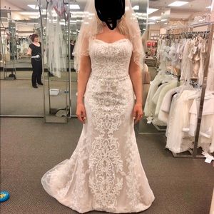 New/Never Worn Wedding Dress